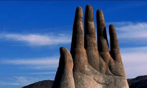 Гигантская рука в чилийской пустыне атакама Видео: Музыкальный клип на фоне руки пустыни